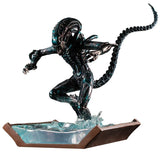 Aliens - Alien Water Attack Statue - Premium Statue